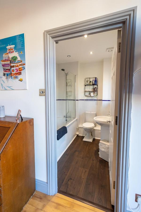 Spacious And Light Flat In Clapham Лондон Екстериор снимка
